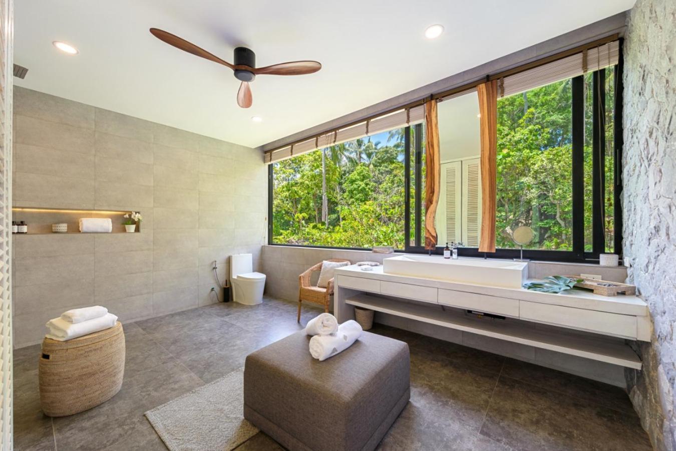 Bond Seaview
